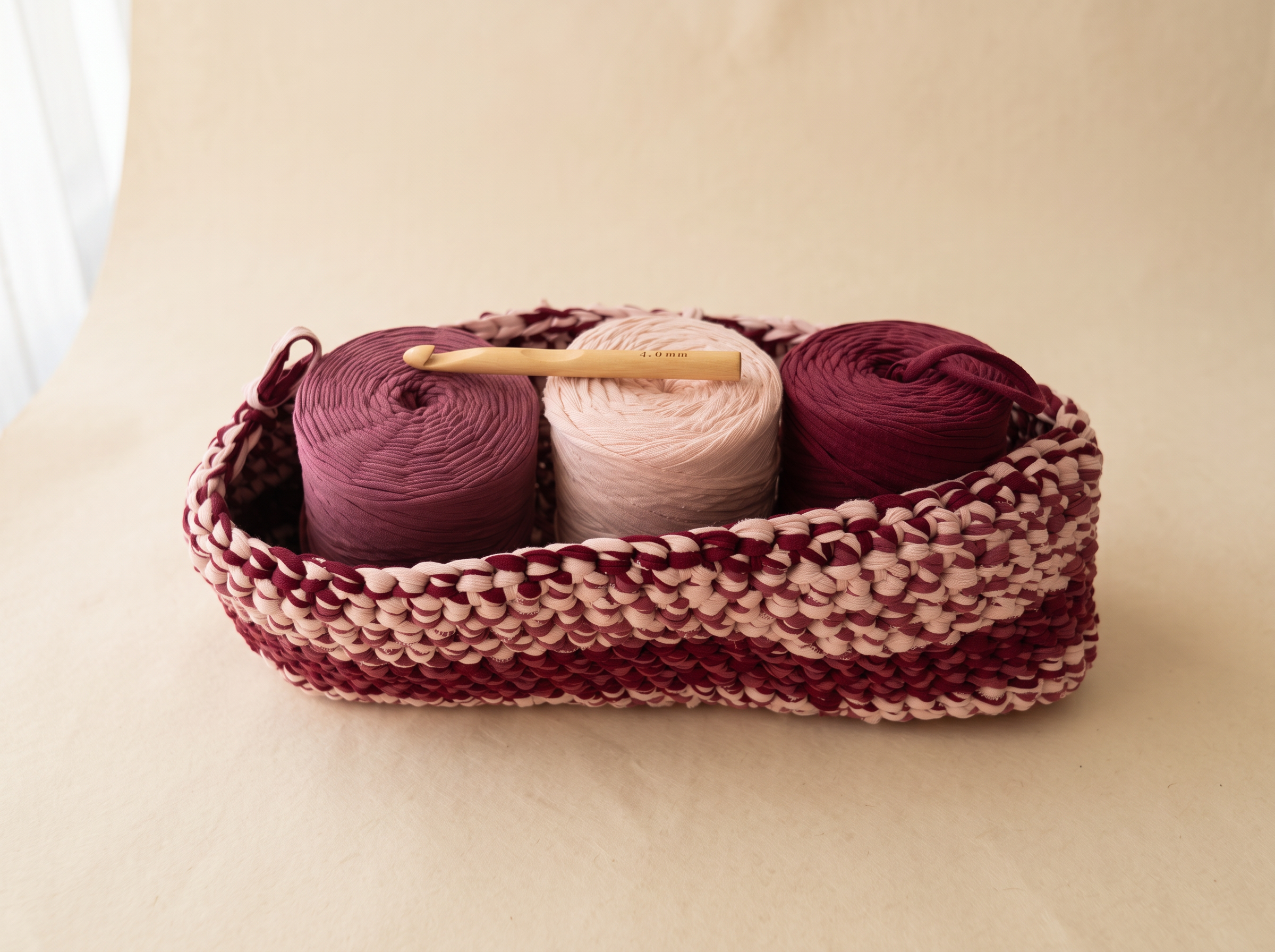 Cistell de crochet amb madeixes de fil i agulla de fusta al taller de Nus x Nus